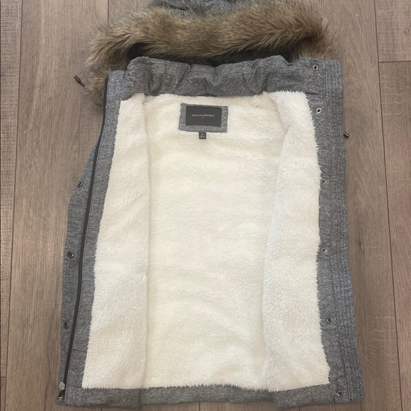 Banana RepublicWomen’s Gray Vest with Faux Fur Hood Size Medium - Picture 2 of 8